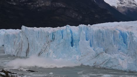 se derrumba glaciar perito moreno en patagonia