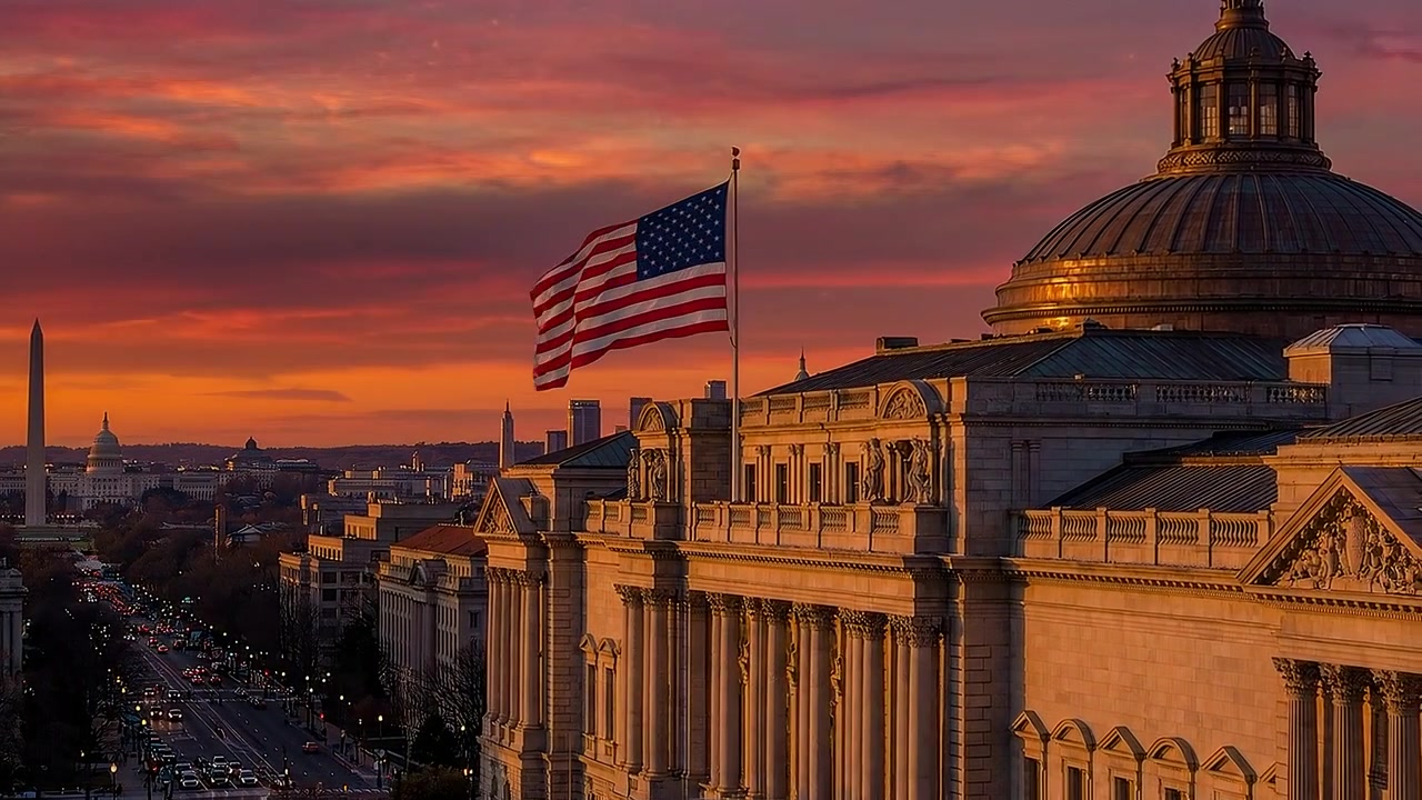 Bandiera americana che sventola sopra la Biblioteca del Congresso al tramonto