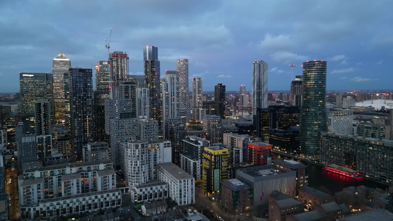 황혼 카나리아 워프 런던 영국 무인 항공기 조감도에서 고층 빌딩