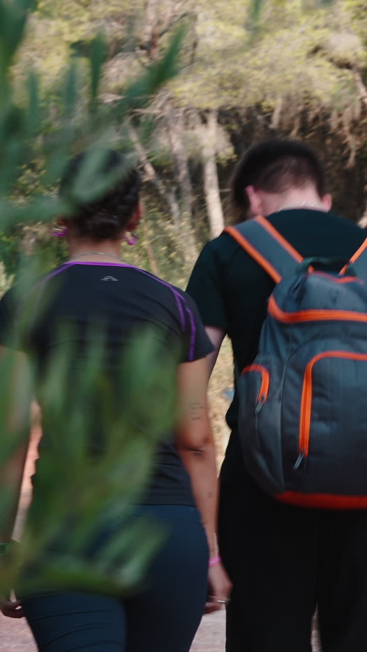 Persone che camminano su un sentiero con degli zaini