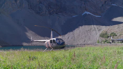 Un-Emocionante-Recorrido-En-Helicóptero-Por-Las-Montañas-Rocosas-Canadienses,-Impresionantes-Vistas-Aéreas-De-Picos-Nevados,-Glaciares,-Ríos-Y-Bosques