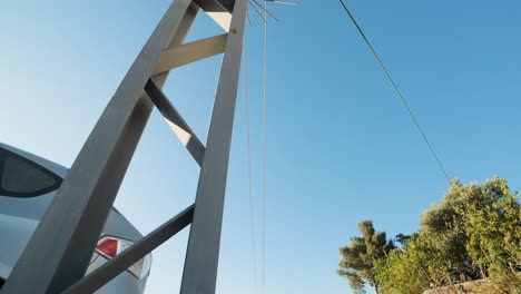 poste de cable de israel junto a los coches y con un cartel de advertencia con texto en hebreo