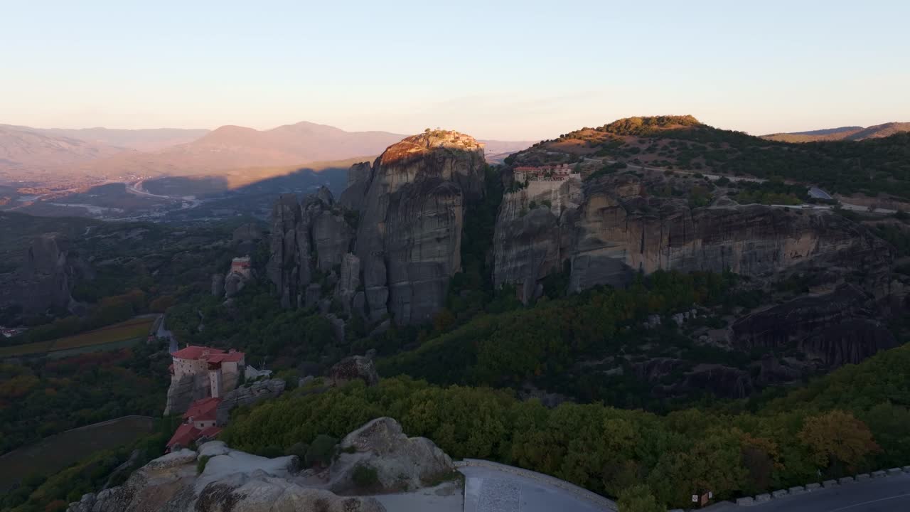 Luz da manhã sobre os Mosteiros de Meteora vistos de cima na Grécia
