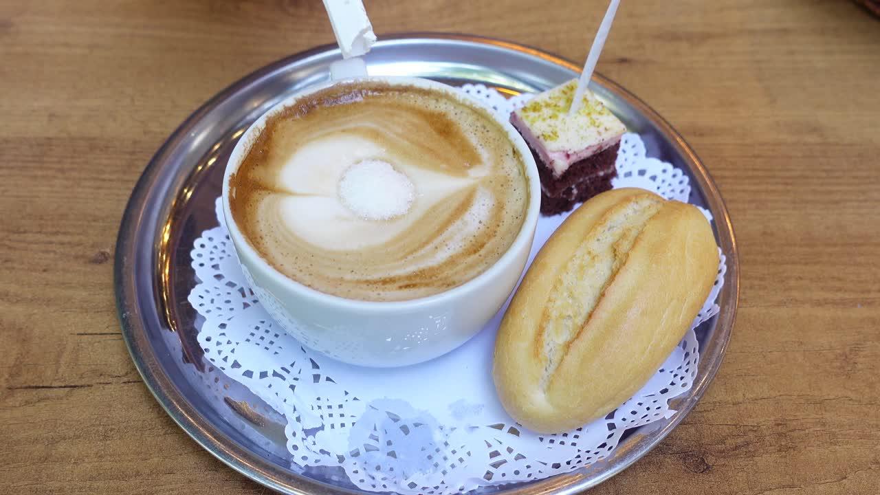 café y pasteles en una bandeja