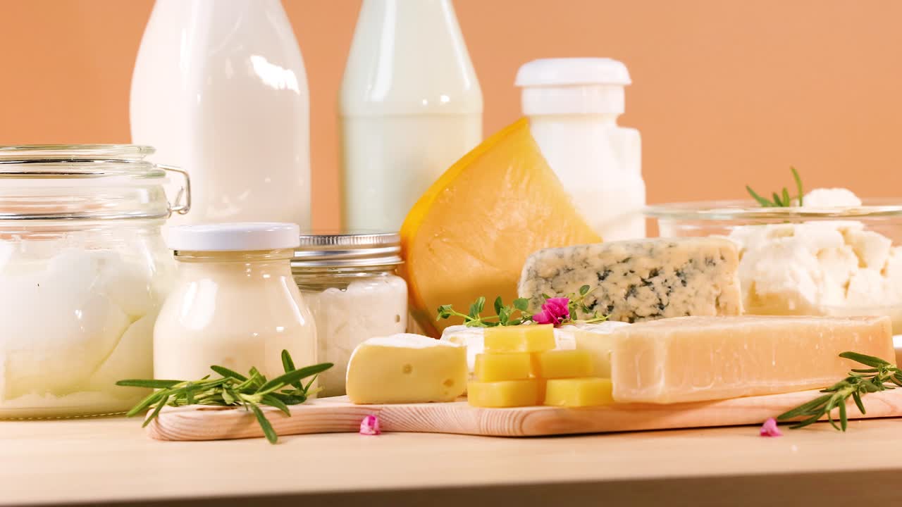productos lácteos variados sobre un fondo naranja