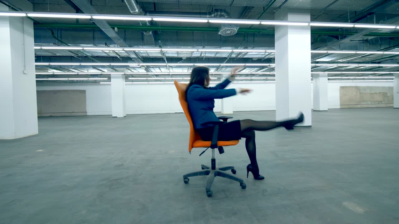 Una donna su una sedia con ruote, impiegata allegra.
