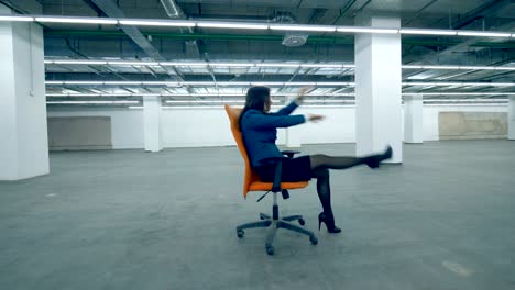 una mujer en una silla de ruedas, una empleada de oficina alegre.