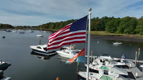 bandera americana en el muelle del barco fluvial