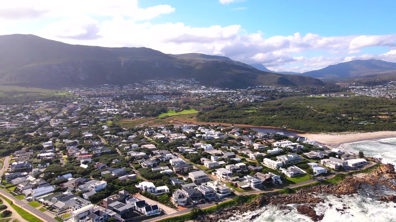 Onrusrivier, een schilderachtige kustplaats van Hermanus aan de Kaapse Walviskust. Luchtfoto.