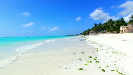 Una-Paradisíaca-Playa-Paradisíaca-De-Arena-Blanca-Con-Un-Mar-Limpio-De-Magníficos-Colores