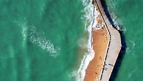 Vista-Aérea-De-Arriba-Hacia-Abajo-De-La-Calle-En-El-Océano-Atlántico-Que-Conduce-A-La-Fortaleza-De-San-Sebastián-En-Cádiz,-España