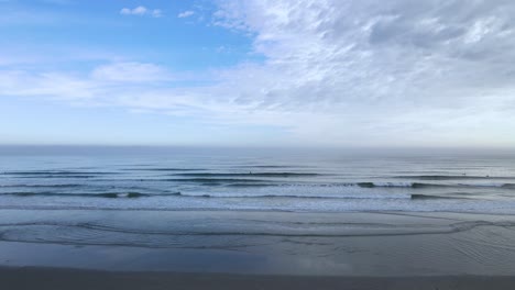 Paddle-Boarder-Solitario-Lejos-En-La-Distancia-En-La-Playa-De-Nantasket,-Massachusetts