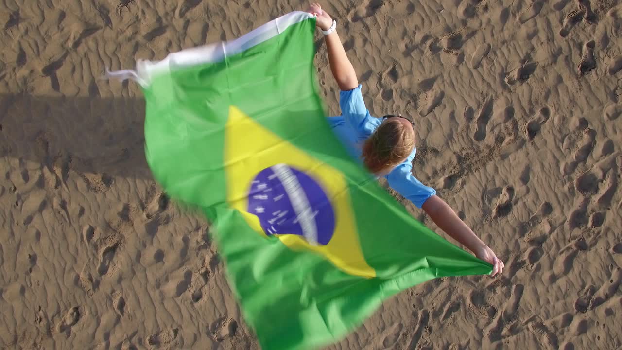 vista aérea de una mujer con bandera brasileña y escena de la naturaleza