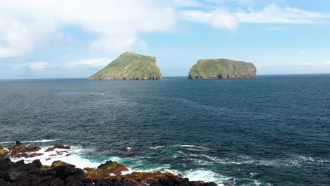 islotes de cabras de la playa cercana en la isla de terceira, azores, portugal