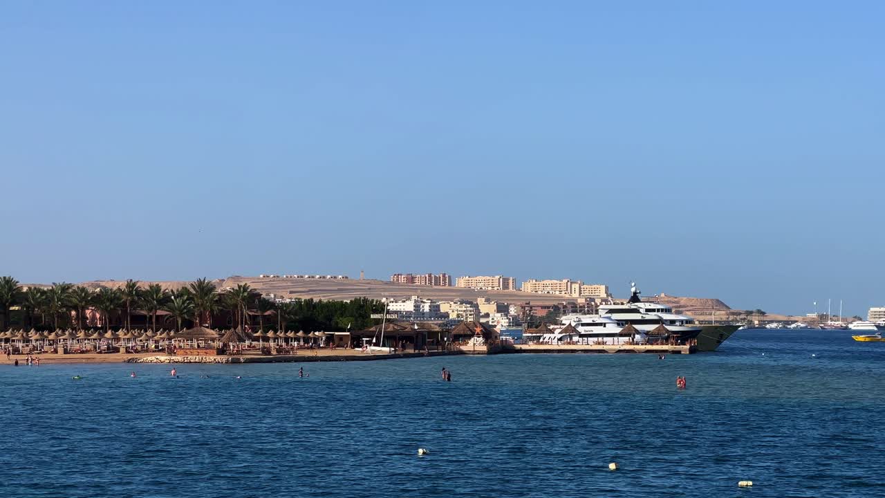 Acqua cristallina e turchese del Mar Rosso vicino a Hurghada, a ridosso della barriera corallina