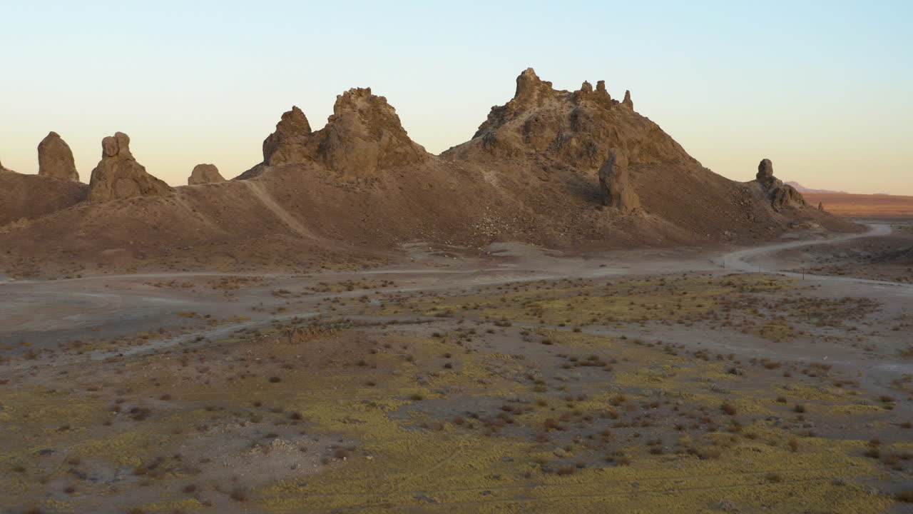 미국 캘리포니아 맑고 푸른 하늘 아래 트로나 피나클의 당혹스러운 풍경