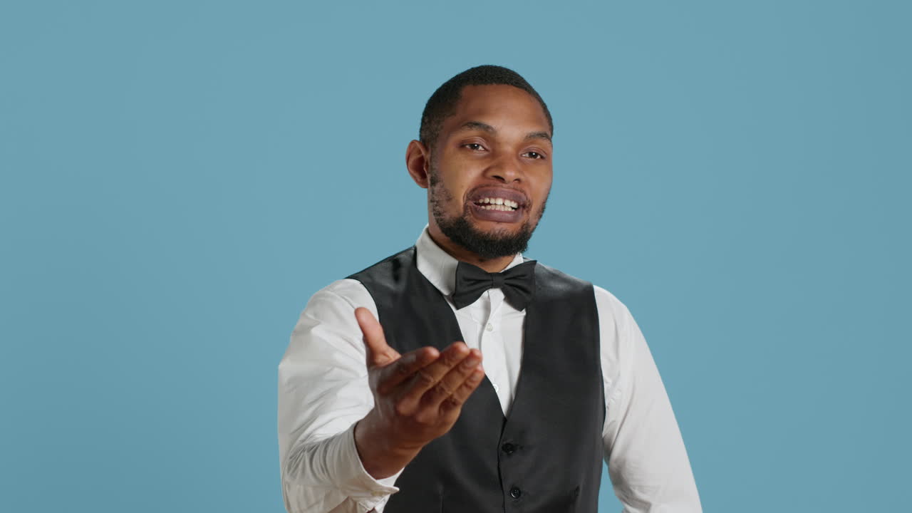 amigable portero en un hotel de cinco estrellas saludando a los huéspedes y ofreciendo sus servicios