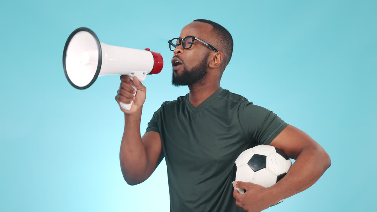 Treinador de futebol, homem e megafone em estúdio azul.