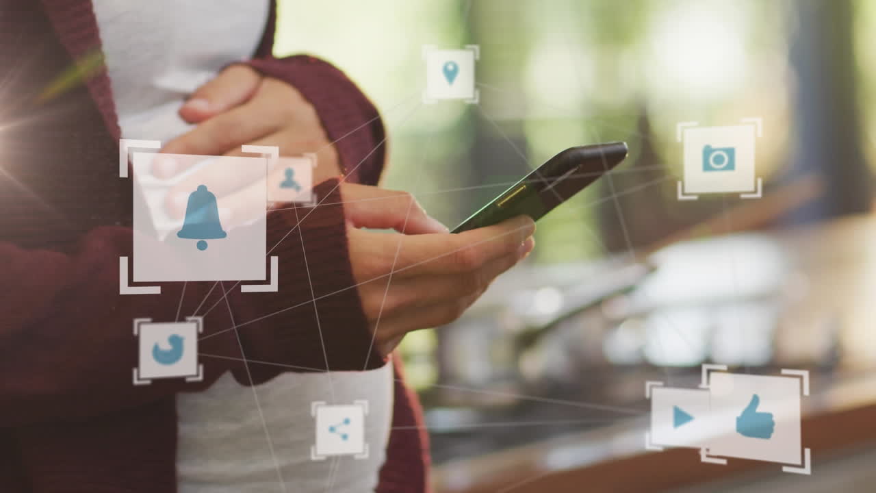 animación de una red de conexiones con iconos de las redes sociales sobre una mujer caucásica que usa un teléfono inteligente