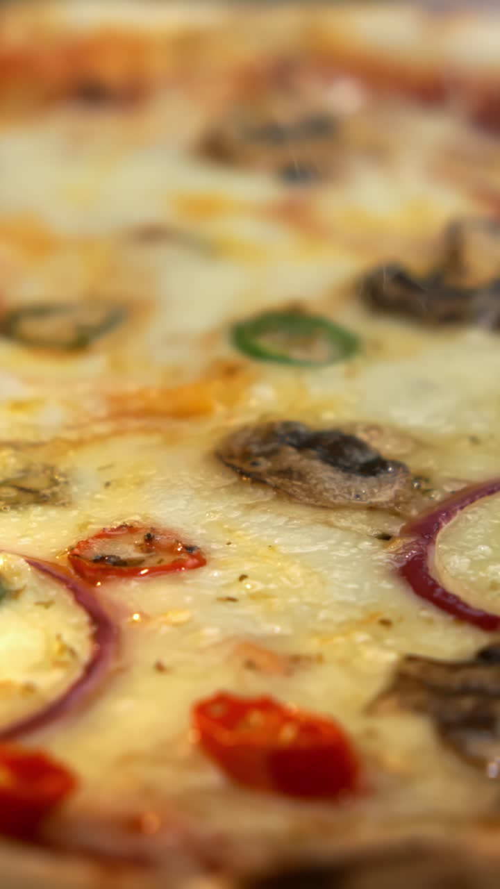 Primo piano di una pizza con condimenti