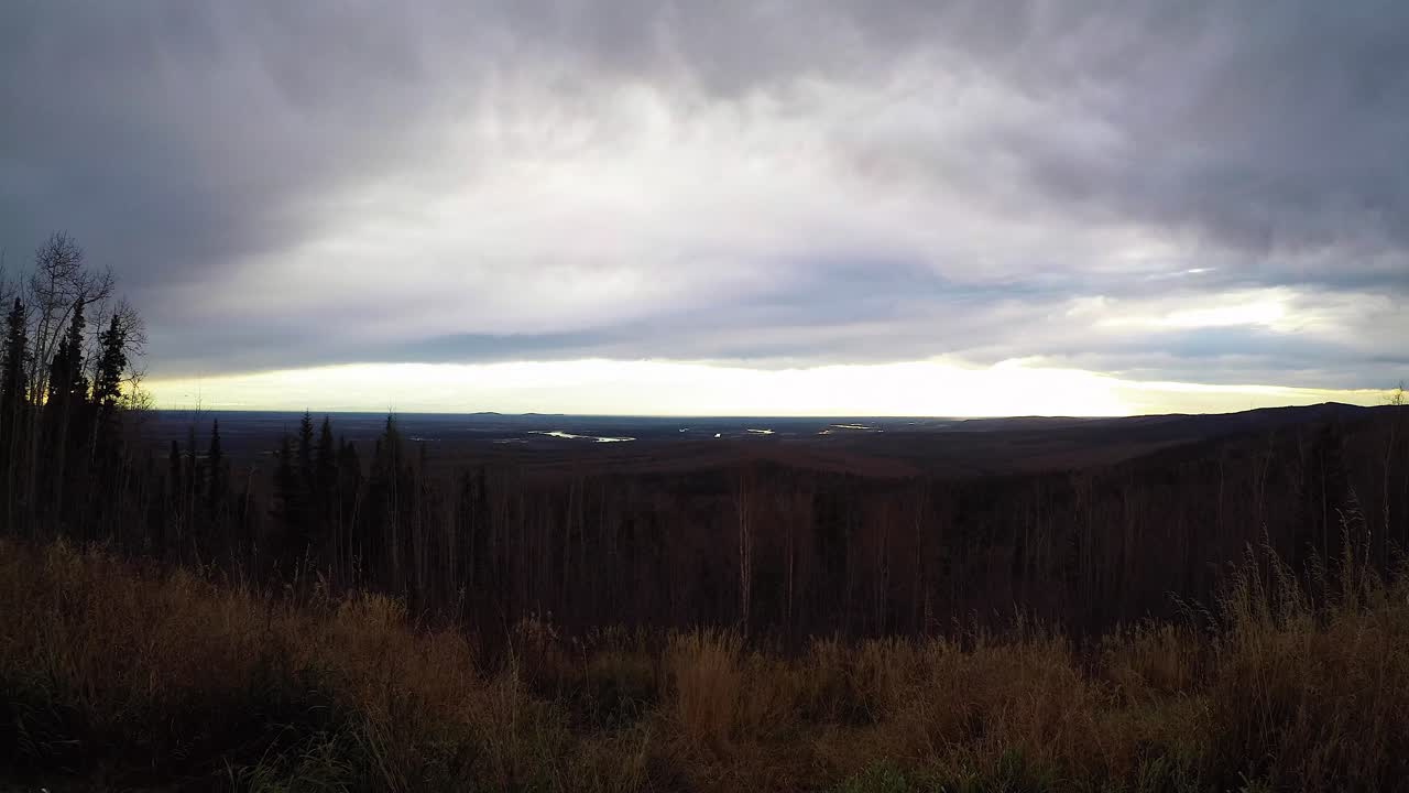 time-lapse de nubes a través de un paisaje de alaska
