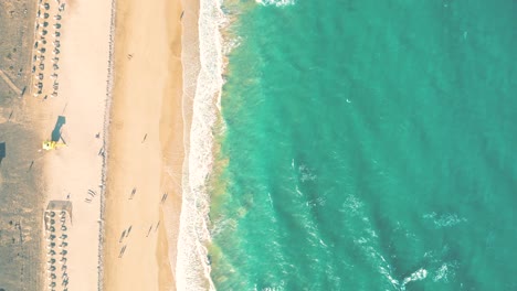 Paisaje-Marino-De-Verano-Hermosas-Olas,-Agua-De-Mar-Azul-En-Un-Día-Soleado