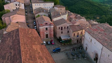 edificios medievales en la ciudad de nocera umbra en perugia, italia