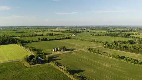 Toma-Aérea-Descendente-Vista-Amplia,-Tierras-De-Cultivo-Del-Medio-Oeste,-America