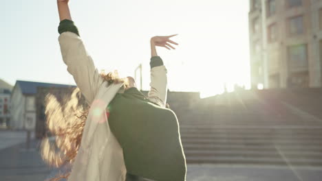 Mujer-De-Negocios,-Baile-Y-Ciudad-Por-La-Mañana