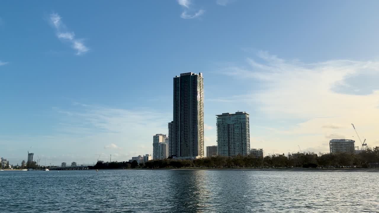 Plano geral panorâmico dos arranha-céus de Gold Coast, água calma, céu limpo e luz do dia brilhante