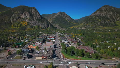 Centro-Frisco-Colorado-Antena-Cinematográfico-Drone-Tráfico-Calle-Principal-Temprano-Amarillo-Colores-Del-Otoño-álamo-Temblón-Mañana-Lago-Dillon-Piedra-Angular-Breckenridge-Silverthorne-Alcance-De-Diez-Millas-Cielo-Azul-Movimiento-Panorámico