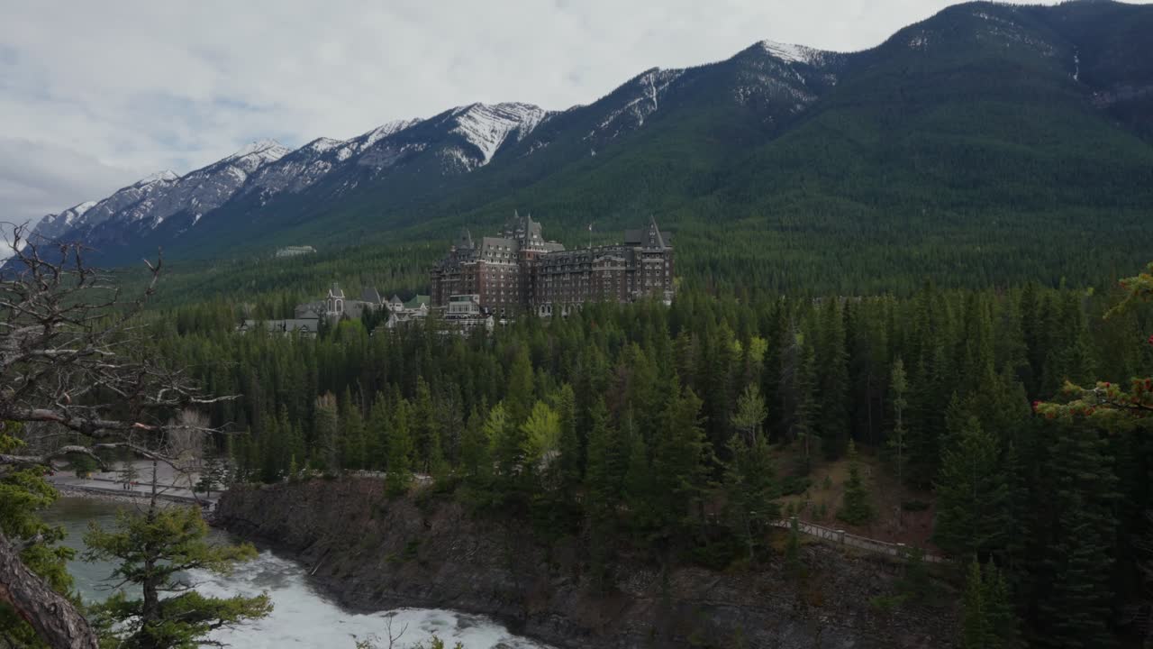 Hotel Fairmont Banff Springs con montagne, foreste, il fiume Bow e paesaggio naturale nel parco nazionale di Banff, Canada.