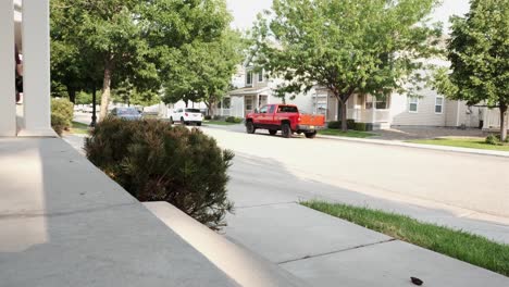 hombre caminando por las escaleras del porche y saliendo de casa con un vecindario pacífico en el fondo