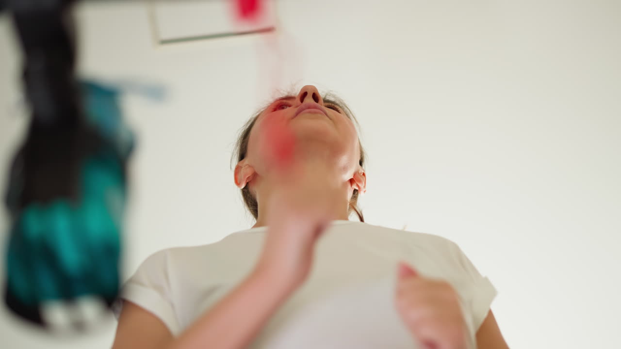 mujer atleta corre en una máquina de correr. mujer enfocada en trajes atléticos ejercicios en cinta de correr en un club deportivo tiro de bajo ángulo. actividad física regular