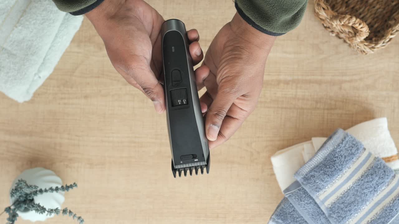 Man holding a hair clipper
