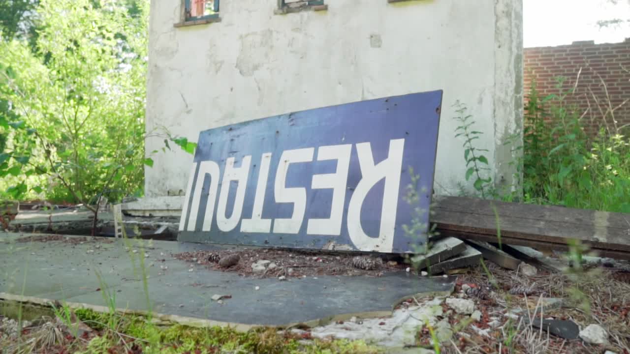 Insegna di ristorante abbandonato in un edificio in rovina