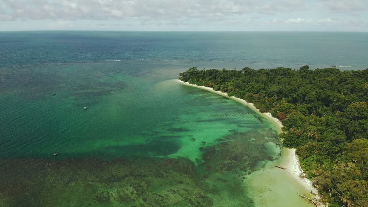 4k drone aéreo sobrevuela la pintoresca playa de cahuita, costa rica con mar turquesa y orilla de arrecife de coral