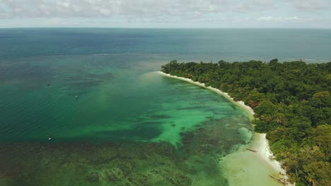 4K-Drohnenflug-über-Den-Malerischen-Strand-Von-Cahuita,-Costa-Rica-Mit-Türkisfarbenem-Meer-Und-Korallenriffufer