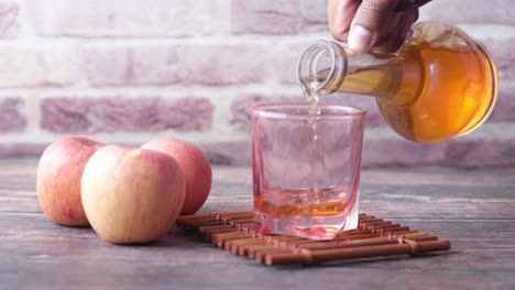 vertiendo sidra de manzana en un vaso