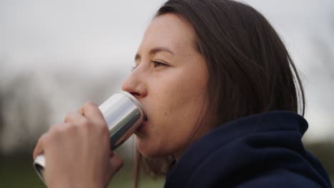 Attraktive-Kaukasische-Frau-Brünette-Trinken-Getränk-Aus-Aluminiumdose