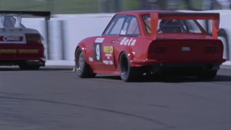 los coches de carreras compiten en un circuito de pista 3