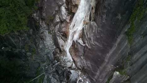 panorámica aérea de las cataratas de shannon fondo cascada, squamish, bc, canada
