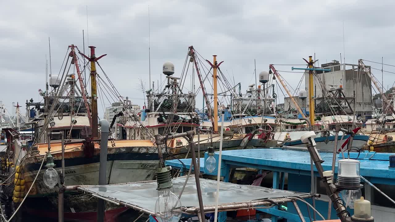 vista de barcos amarrados uno al lado del otro en el puerto pesquero de zhengbin, distrito de zhongzheng, keelung, taiwan