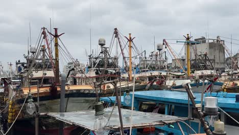 Vista-De-Los-Barcos-Amarrando-Uno-Al-Lado-Del-Otro-En-El-Puerto-Pesquero-De-Zhengbin,-Distrito-De-Zhongzheng,-Keelung,-Taiwán