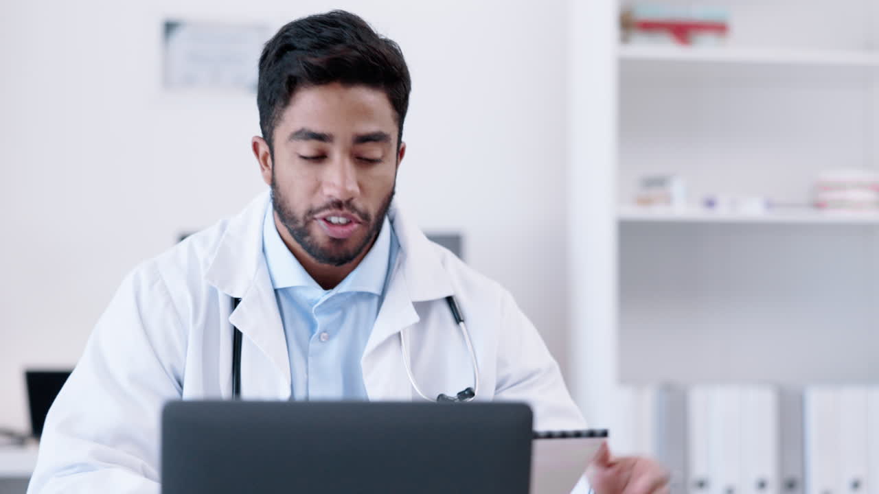 atención médica, hombre y médico en una videollamada