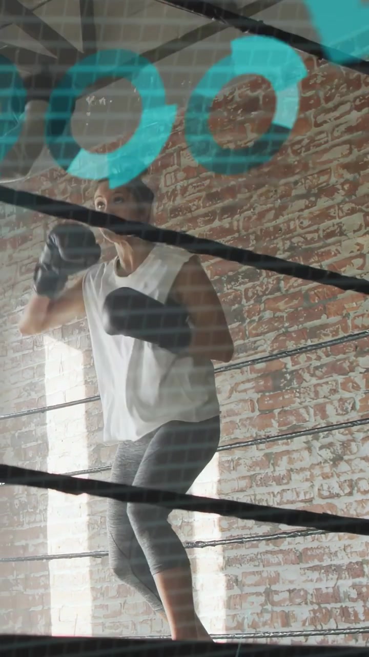 Video vertical: Boxeadora comenzando un ejercicio de boxeo, golpeando mientras un HUD turquesa sobre su cuerpo rastrea estadísticas.