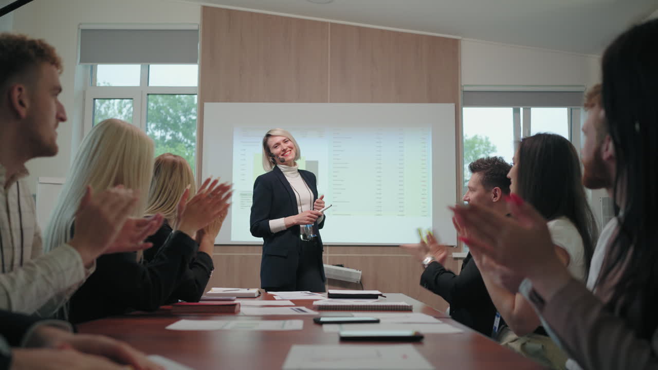 una mujer segura de sí misma, experta en negocios, está hablando en un foro educativo para empresarios