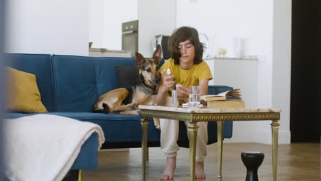 chica y perro en casa