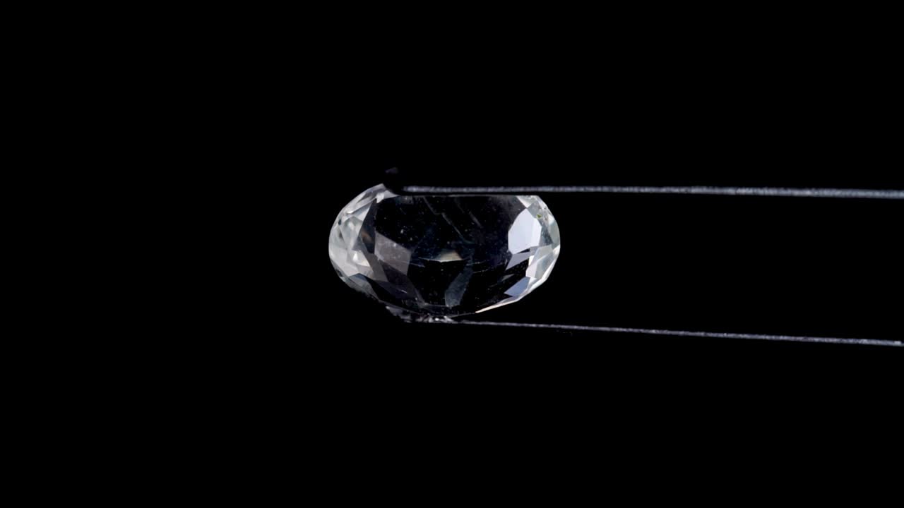 천연 타원형 은 토파즈는 검은색 바탕에 회전 핀에 있습니다.