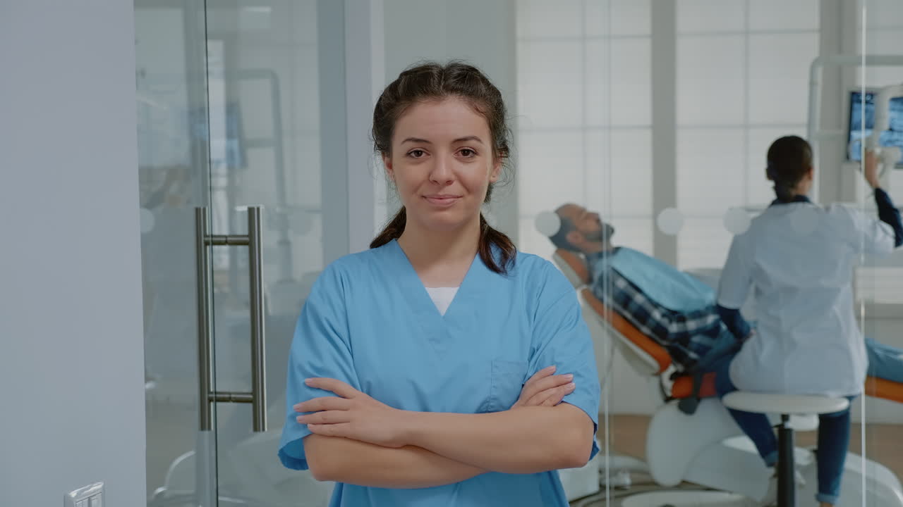 retrato de una mujer caucásica mirando a la cámara